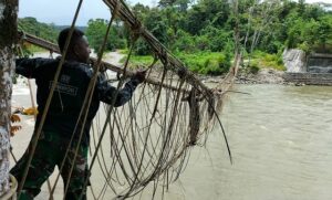 Kodim Yahukimo Perbaiki Jembatan Gantung Penghubung 3 Distrik Di Pegubin