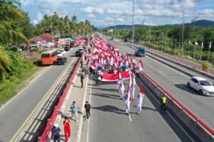 Kirab Pengibaran 1.000 Bendera Merah Putih dan Baksos Di Pantai Holtekamp