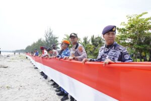 Bendera Merah Putih Dibentangkan Sepanjang 1 KM Di Pantai Holtekamp