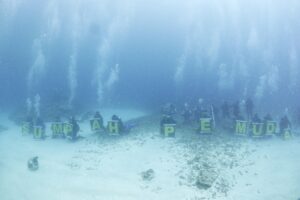 Kodam Cenderawasih Semarakkan Hari Sumpah Pemuda Ke-94 Di Bawah Laut