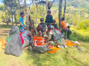 Satgas TNI 203/AK Beri Pertolongan Dan Bantu Evakuasi Warga Papua Yang Sakit