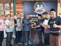 Berjuang demi Masyarakat Adat, Suku Sasak Lombok Anugrahi Bupati Jayapura “Keris Pusaka”