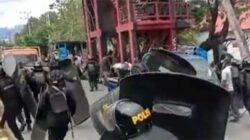 Demo Depan Uncen Berujung Ricuh