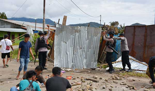 Dogiyai Rusuh Buka Palang
