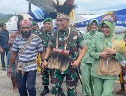 Tarian Adat Iringi Kedatangan Danrem 173 PVB di Bandara Stevanus Rumbewas
