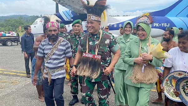 Tarian Adat Iringi Kedatangan Danrem 173 PVB di Bandara Stevanus Rumbewas 1 IMG 20221103 WA0029