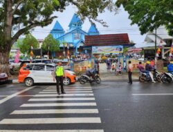 Anggota Lantas Amankan Ibadah Minggu : Sekalian Bagi Brosur Tertib Lalin