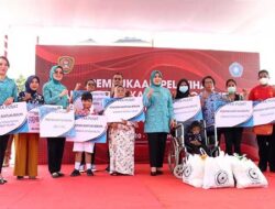 Didampingi Widya Pratiwi, Ketum TP PKK Pusat Salurkan Sejumlah Bantuan
