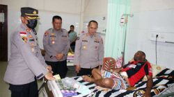 Kasatgas Humas Damai Cartenz Kombes Pol AM Kamal besuk RSUD Nabire