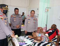 Kasatgas Humas Damai Cartenz Besuk Personel Korban Rusuh Dogiyai di RSUD Nabire