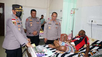 Kasatgas Humas Damai Cartenz Kombes Pol AM Kamal besuk RSUD Nabire