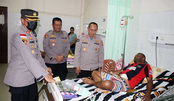 Kasatgas Humas Damai Cartenz Kombes Pol AM Kamal besuk RSUD Nabire