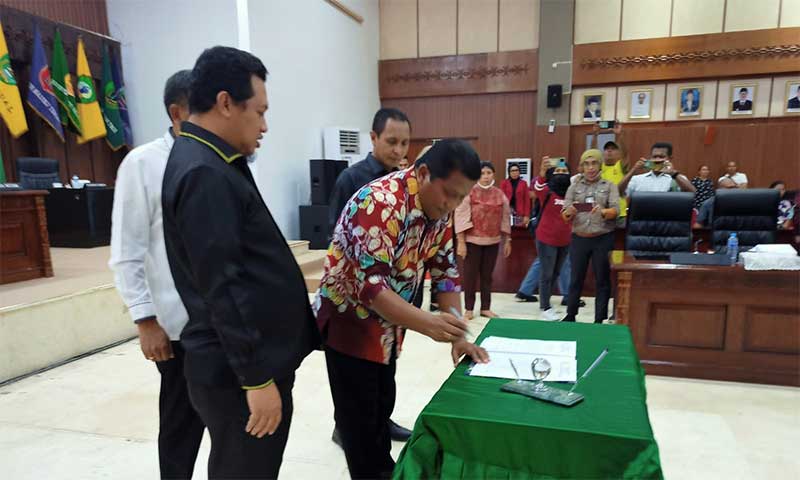 Lucky Wattimury Resmi Diberhentikan, Sairdekut Jabat Sementara Ketua DPRD Maluku 2 Lucky Wattimury Berhenti3