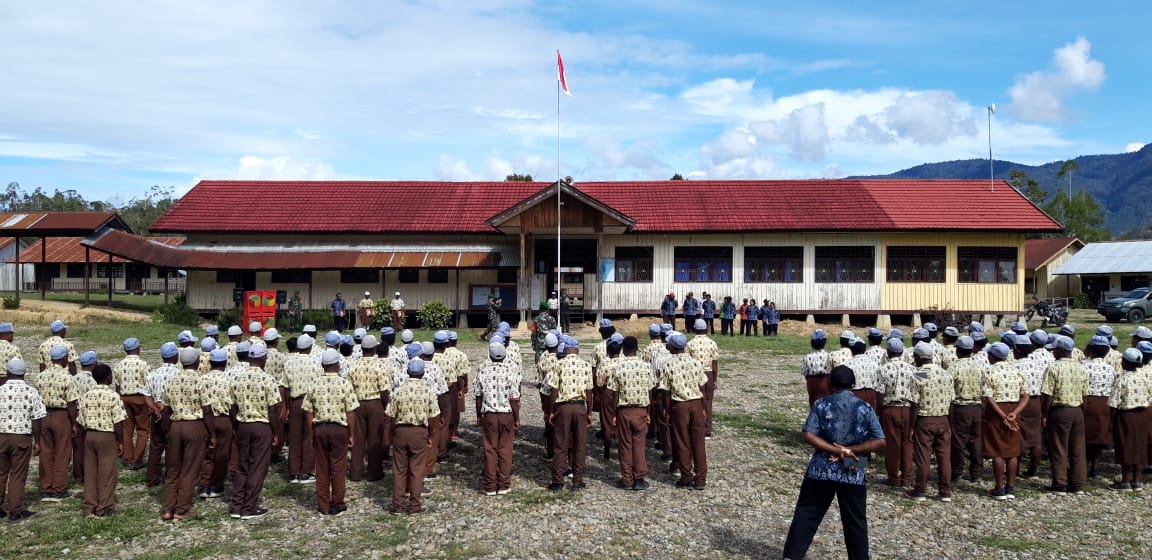 Upacara Peringatan Hari Pahlawan Di SMK Negeri 1 Oksibil 1 WhatsApp Image 2022 11 10 at 23.19.21