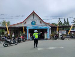 Anggota Lantas Polres Manokwari Atur Lalin Saat Ibadah Raya Berlangsung