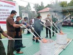 Bukti Nyata Tegakkan Hukum, Kodim 1702/JWY Hadiri Pemusnahan Barang Bukti