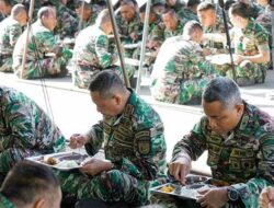Hari Juang TNI-AD, Pangdam – Prajurit Kodam Pattimura Makan Ompreng Bersama