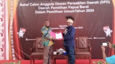 Yance Samonsabra Serahkan 1.480 E-KTP Dukungan Minimal ke KPU PB