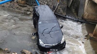 Mobil Avansa Masuk Kali Acai 1 Tewas