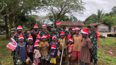 Semarak Natal, Kodim 1715/ Yahukimo Bagikan Bingkisan Dan Topi Natal