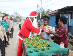 Hari Ketiga, Tim Sinterklas Polda Papua Bagikan 300 Paket Bingkisan Natal
