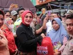 Sambangi Korban Kebakaran Pasar Mardika, Isteri Gubernur Maluku Serahkan Bantuan