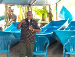 Pemprov Papua Barat Serahkan Bantuan 52 Perahu Kepada Nelayan Tradisional