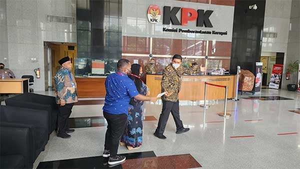 Datangi Gedung Merah Putih, Istri dan Anak Lukas Enembe Penuhi Panggilan KPK 1 Istri LE dan Anak ke KPK2