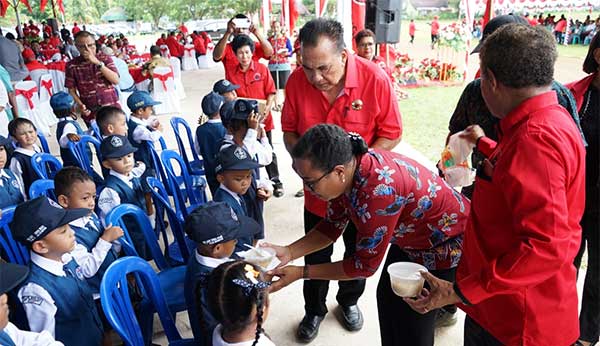Ketua TP PKK Biak berikan makanan sehat bergizi