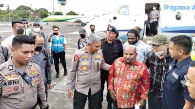 Tersangka Lukas Enembe Terlihat Senyum Saat Transit di Manado