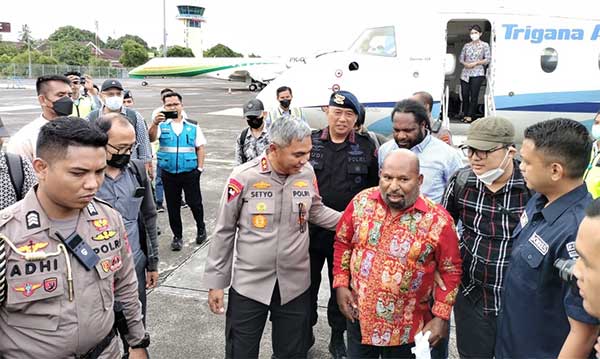Lukas Enembe Transit di Manado