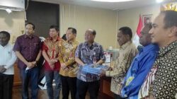 Pj Gub Papua Peg Serahkan Rapergub APBD 2023