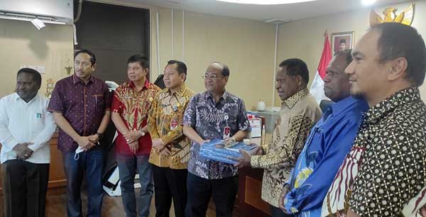Pj Gub Papua Peg Serahkan Rapergub APBD 2023