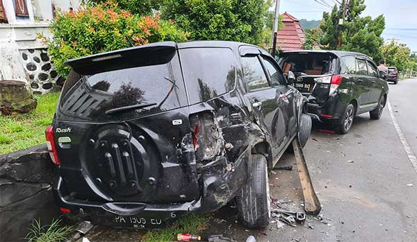 Tabrakan 3 Mobil Parkir di Dok V Angkasa