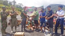 Masyarakat Kiwirok Antusias Sambut Bantuan Pangdam Cenderawasih 14 WhatsApp Image 2023 01 11 at 17.47.19