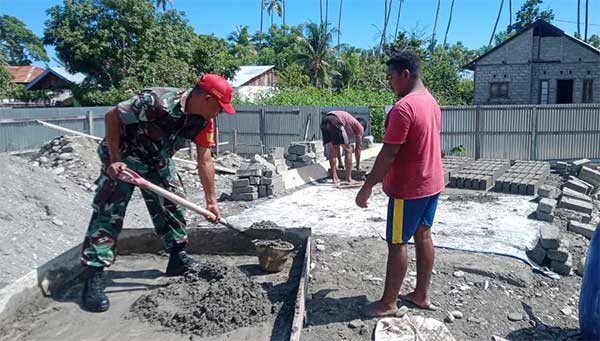 Babinsa Airbuaya warga bantu buat batako
