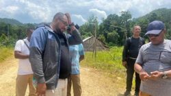 Kunjungi Kampung Refideso, Bupati Kasihiw Akan Jawab Aspirasi di Tahun 2023 11 Bupati Teluk Bintuni Petrus Kasihiw di Kampung Refideso