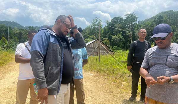 Bupati Teluk Bintuni Petrus Kasihiw di Kampung Refideso