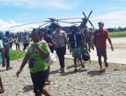 Timgab TNI-Polri Kembali Evakuasi, Kali Ini Pekerja Puskesmas dan Warga Distrik Alama