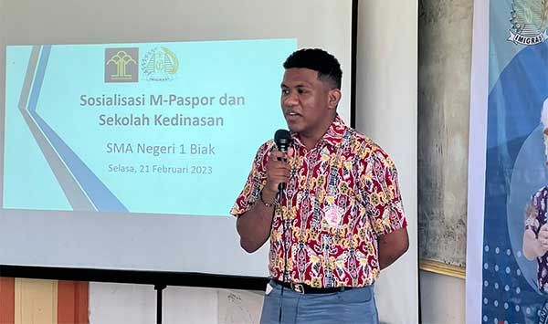 Giat Sosialisasi M-Paspor dan Sekolah Kedinasan di SMAN 1 Biak, Siswa Antusias 4 Imigrasi Biak Sos M Paspor SMAN 1 Biak3