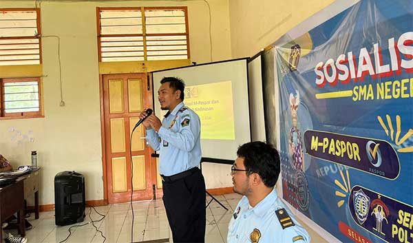 Giat Sosialisasi M-Paspor dan Sekolah Kedinasan di SMAN 1 Biak, Siswa Antusias 2 Imigrasi Biak Sos M Paspor SMAN 1 Biak4