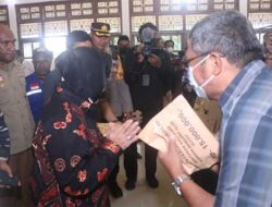 Kunjungi Pengungsi dan Korban Gempa Jayapura, Mensos Serahkan Santunan dan Bantuan