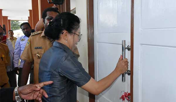Anggota Komisi III DPRD Biak Hadiri Peresmian Gedung 2 Lantai SD Inpres Mandala 1 Metty Karangan saat persemian gedung SD Inpres Mandala