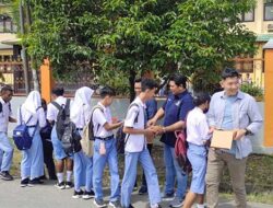 Momen Valentine Day, Oky Tajuk Bagi-bagi Coklat ke Siswa SMA