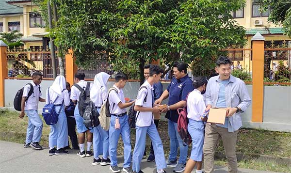 Momen Valentine Day, Oky Tajuk Bagi-bagi Coklat ke Siswa SMA 1 Oky Tajuk Bagi2 Valentine Day 2023