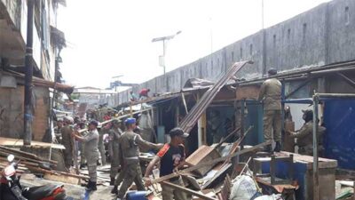 Lakukan Penertiban, Pemkot Ambon Bongkar Lapak di Pasar Lama dan Gotong Royong