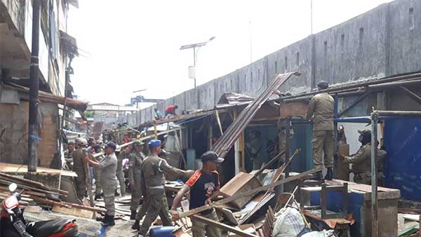 Pemkot Ambon Bongkar Lapak Pasar Lama dan Gotong Royong