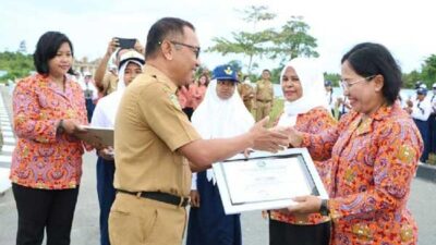 SMP Angkas Biak Terima Penghargaan