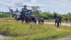 TNI Polri Evakuasi 15 Pekerja Puskesmas Paro