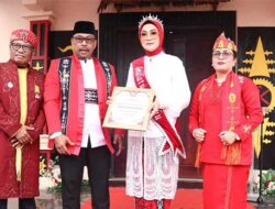 Majelis Latupati Maluku Anugerahi Widya Pratiwi Gelar Kehormatan Adat